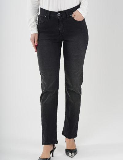 Calças de ganga pretas justas usadas por modelo com sapatos pretos de salto e blusa branca