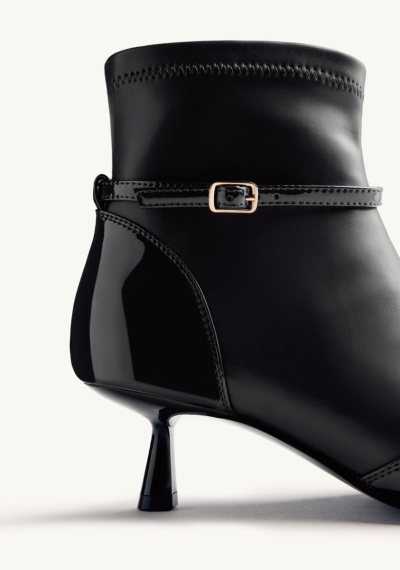 Bota preta de salto médio com cinto e fivela dourada