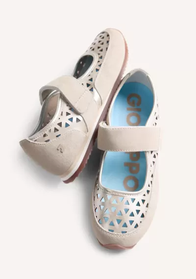 Sapatos infantis Mary Jane bege com recortes triangulares e sola rosa.