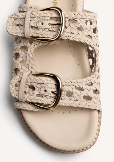 Sandália bege com fivelas douradas e tiras trançadas vista de cima