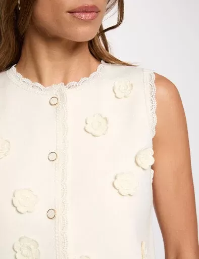 Camisola creme sem mangas com flores bordadas em relevo e botões dourados