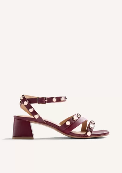 Sandália de senhora borgonha com tachas douradas e tacão médio