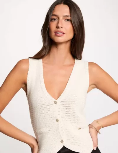 Camisola de malha feminina creme sem mangas com botões decorativos