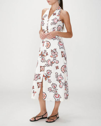Vestido comprido branco com padrão floral colorido e sandálias pretas