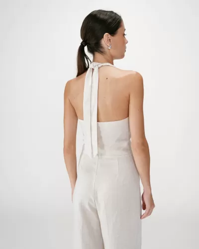 Macacão branco leve com alças atrás do pescoço visto de costas