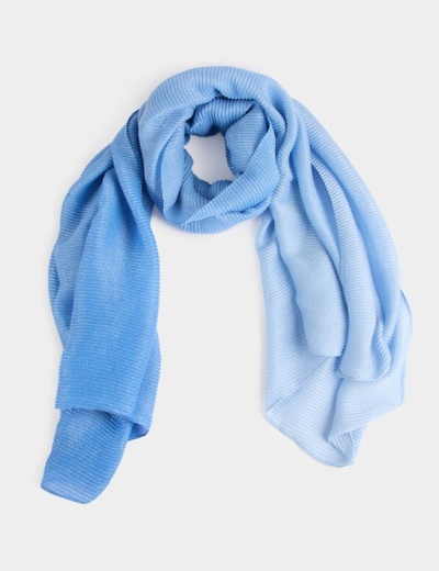 Cachecol azul em tecido leve com dois tons de azul em degradê