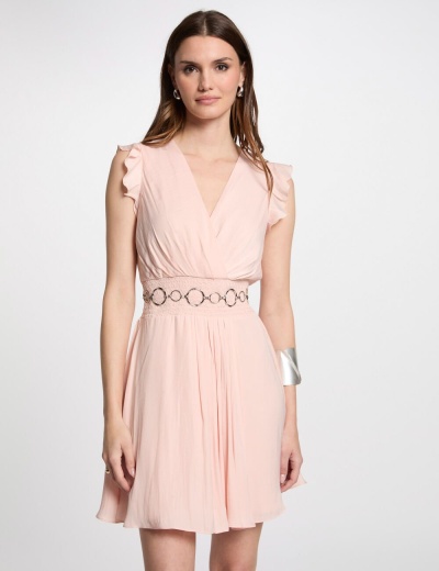 Vestido cor-de-rosa claro com cinto branco e argolas metálicas