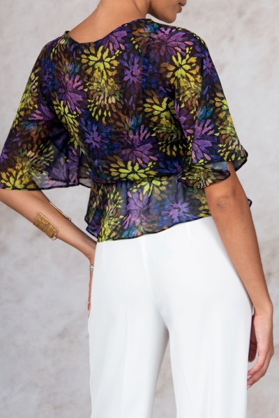 Blusa feminina transparente floral colorida com calças brancas