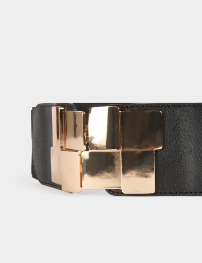 Cinto preto com fivela metálica dourada quadrada