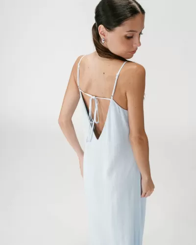 Vestido comprido azul claro com alças finas e laço nas costas