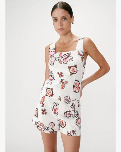 Macacão curto feminino branco com padrão floral colorido
