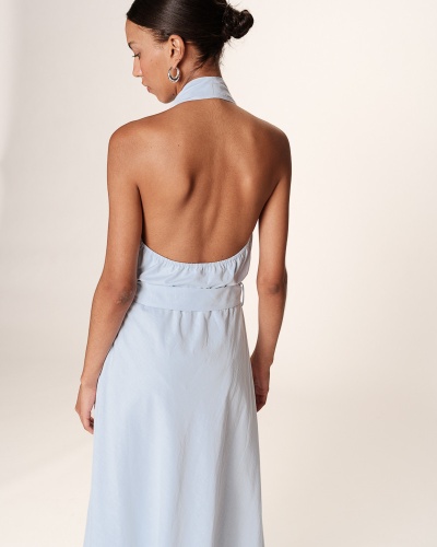 Vestido azul claro sem costas, tecido liso, gola alta
