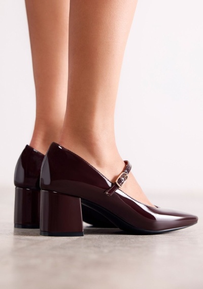 Sapatos de salto médio castanho em verniz com fivela