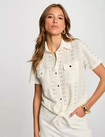 Camisa branca feminina em tricot aberto com bolsos e botões, manga curta, colarinho e nó frontal