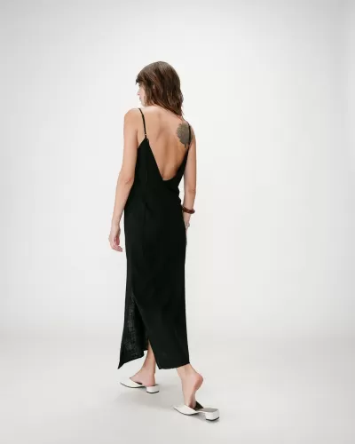 Vestido preto comprido com alças finas e decote em V nas costas