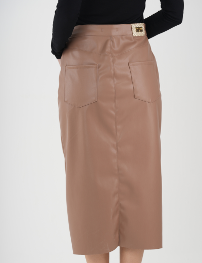Saia midi castanha clara em pele sintética com bolsos traseiros e etiqueta dourada na cintura