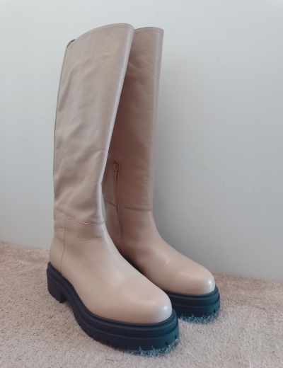 Botas altas bege com sola preta