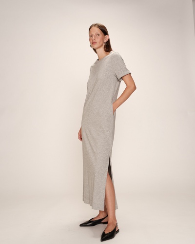 Vestido comprido cinzento de manga curta com racha lateral