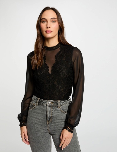 Blusa preta de renda feminina com mangas transparentes e gola rendada