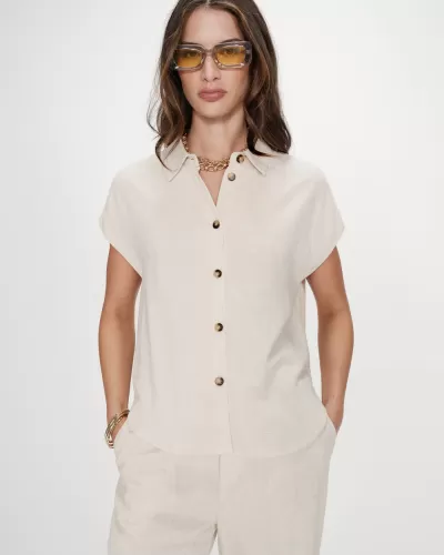 Conjunto feminino bege com botão e óculos de sol amarelos