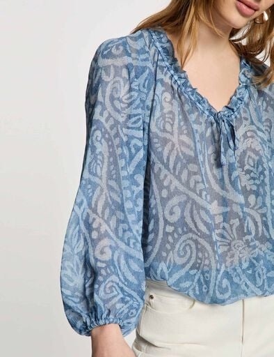 Blusa azul floral translúcida com mangas compridas e decote em V com laço