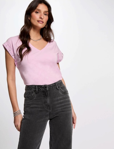 Top rosa claro com decote em V e calças de ganga cinza escuro