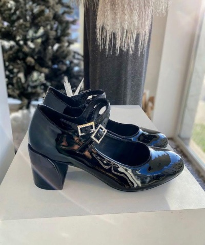 Sapatos pretos de verniz com salto e duas fivelas quadradas