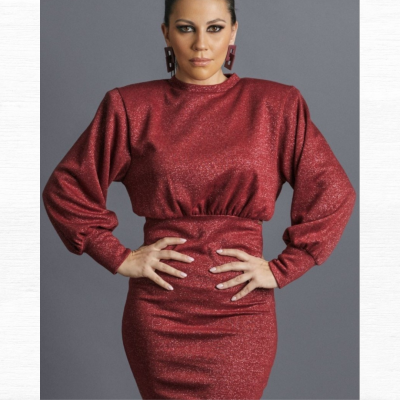 Vestido feminino vermelho metálico brilhante com mangas compridas e ombros estruturados