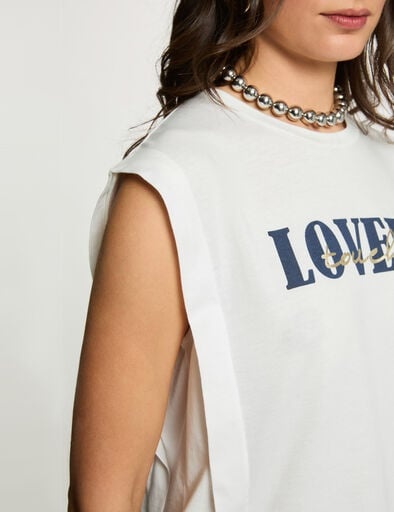 T-shirt branca sem mangas com escrita azul e dourada e colar prateado de bolas