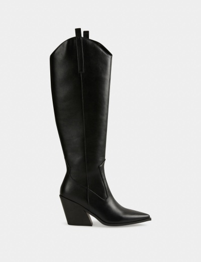 Bota alta preta de pele com salto grosso