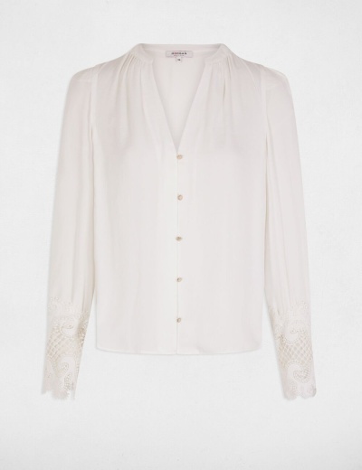 Blusa branca de manga comprida com botões e bordados nas mangas