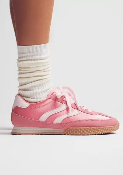 Ténis cor-de-rosa com detalhes brancos e meia branca franzida