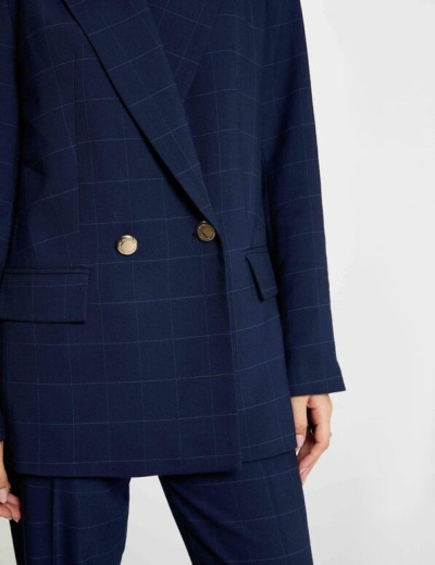 Blazer azul escuro com padrão de quadrículas finas e botões dourados