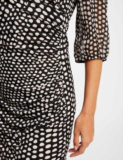 Vestido preto com manchas brancas e manga de tule transparente franzida