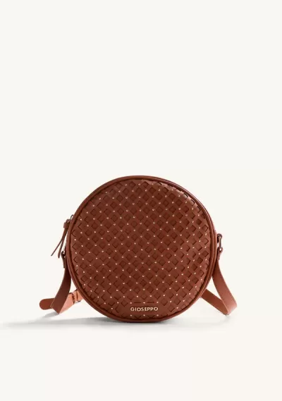 Mala redonda castanha trançada com tachas douradas e alça ajustável