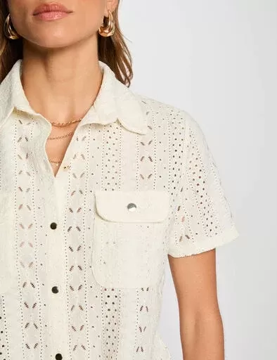 Camisa branca feminina de renda com bolso e botões