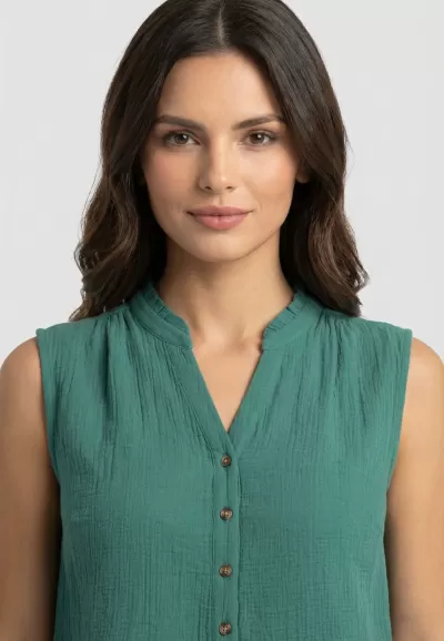 Blusa feminina verde texturizada sem mangas com botões castanhos.