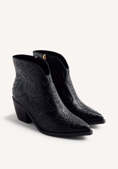Botins pretos de pele com tachas e salto médio