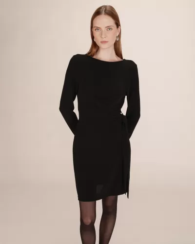 Vestido preto de malha com nó lateral e manga comprida