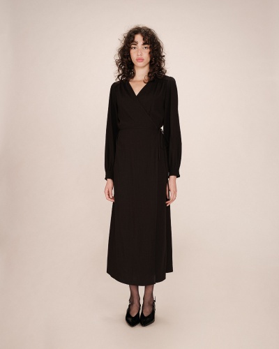 Vestido comprido preto com mangas compridas e cinto na cintura