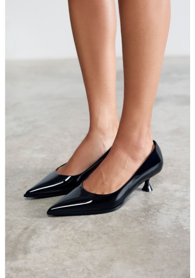 Sapatos de salto baixo pretos em verniz com bico fino