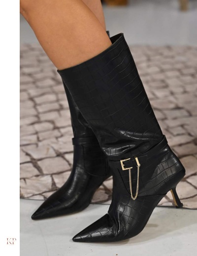 Botas pretas de pele com padrão crocodilo e salto fino