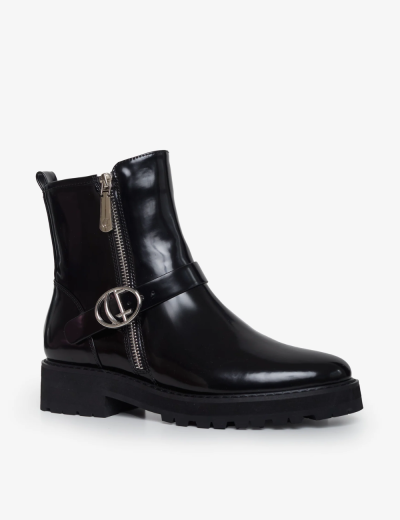 Botim preto de couro com fecho de correr lateral e fivela prateada