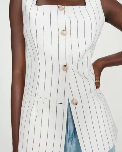 Top branco às riscas finas pretas com botões e bolsos franzidos