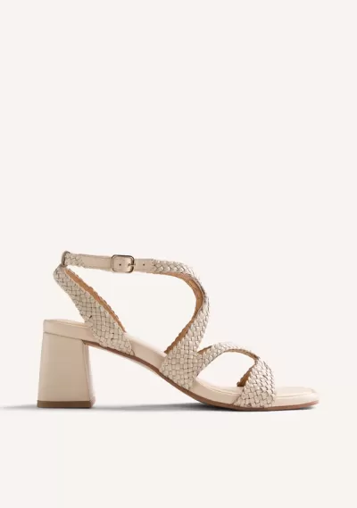 Sandália de salto quadrado bege com tiras entrelaçadas