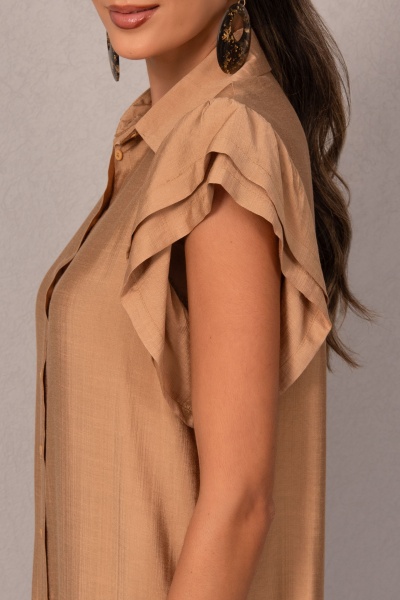 Blusa camel feminina com mangas de folhos curtos vista de lado.