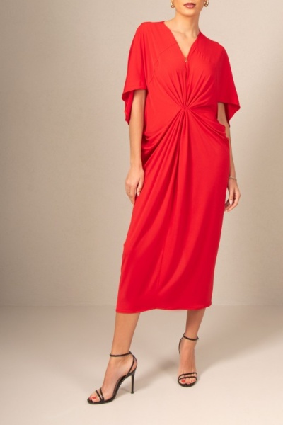 Vestido midi vermelho com franzido ao centro e mangas curtas