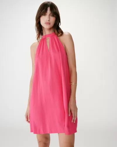Vestido curto rosa com gola alta e abertura frontal
