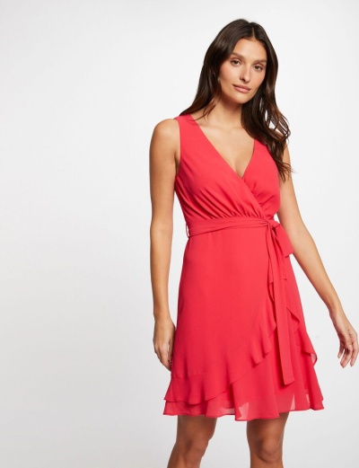 Vestido vermelho curto com decote em V e folhos vestido por modelo