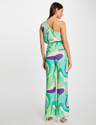 Conjunto feminino com padrão abstracto em tons verdes, roxos e azuis visto de costas